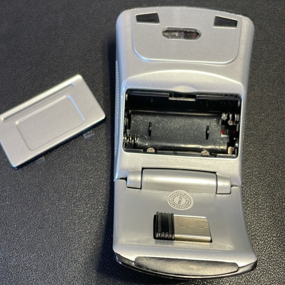3/$25 Wireless folding travel mouse | takes AAA batteries - Picture 3 of 4